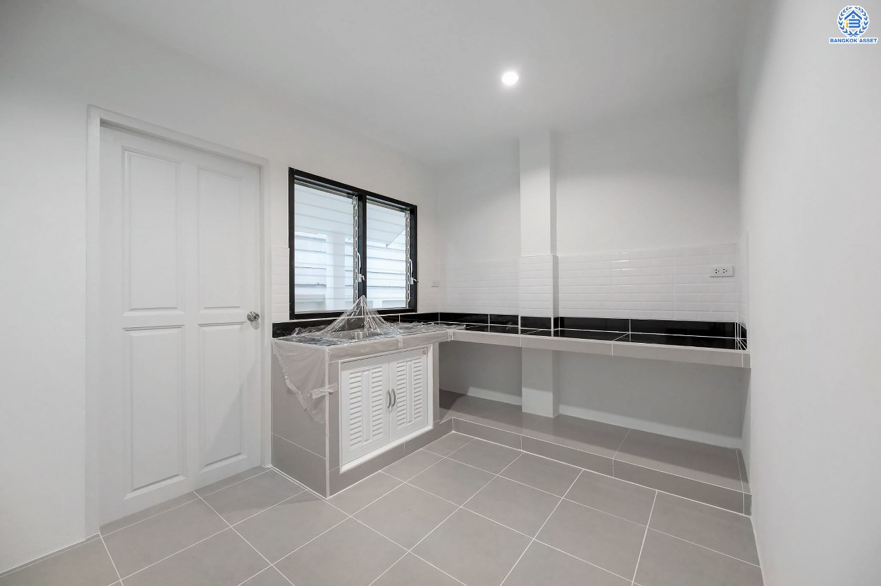 บ้านมือสองตกแต่งใหม่ โครงการ ณัฐชากรีนวิลล์ ปิ่นเกล้า-กาญจนาฯ บนเนื้อที่ 57.70 ตร.ว. ฟังก์ชัน 3 ห้องนอน 2 ห้องน้ำ จอดรถได้ 2 คัน บนทำเลศักยภาพ ใกล้เซ็นทรัลเวสต์เกต ทางด่วน "ศรีรัช" รถไฟฟ้าสายสีม่วง "สถานีตลาดบางใหญ่"